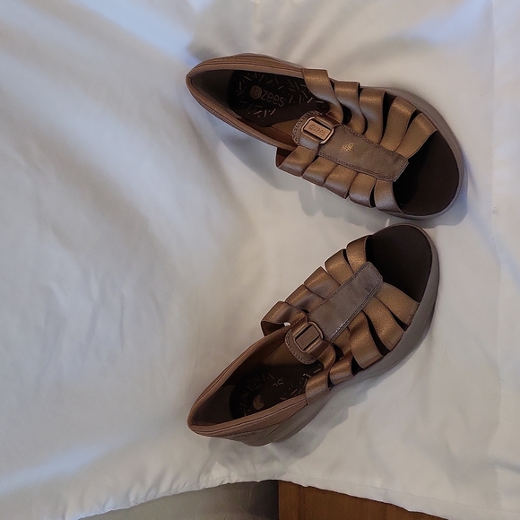 BZEES Frenzy Fisherman Open Toe Wedge T-strap Slip On Sandals Womens 10M - Picture 3 of 12